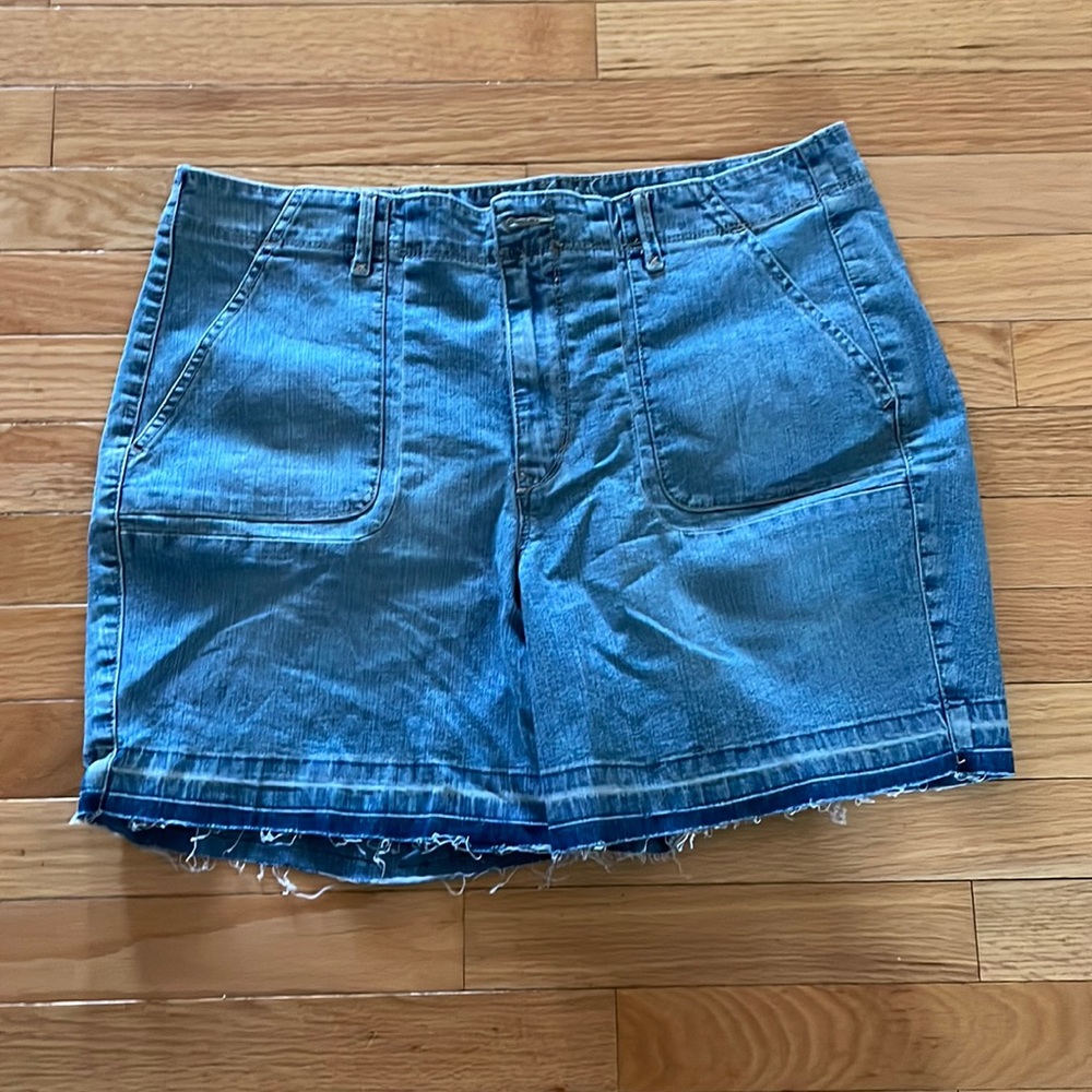 Gloria Vanderbilt Slimming Shorts
